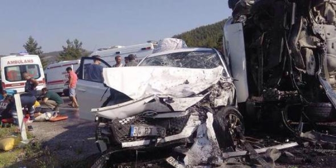Burdur'da karavanla otomobil arpt: 9 yaral