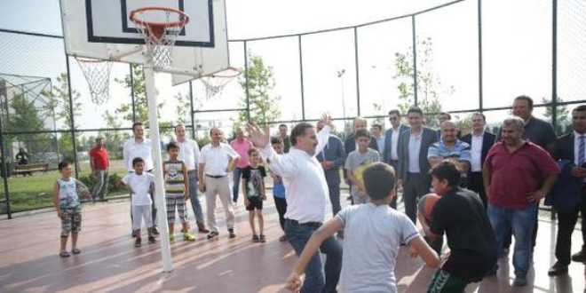 Bakan Bak, ocuklarla basketbol ma oynad