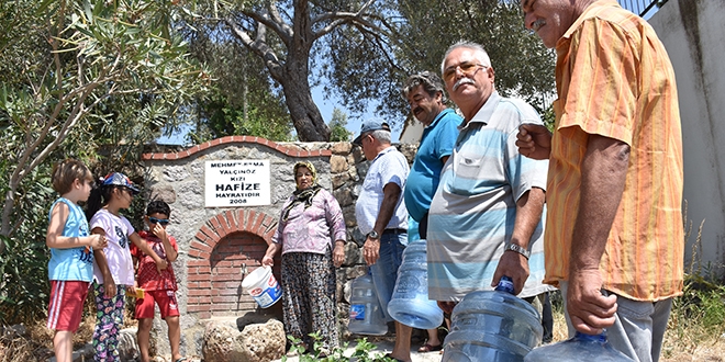 Bodrum'da mahalleli su iin kuyrua giriyor