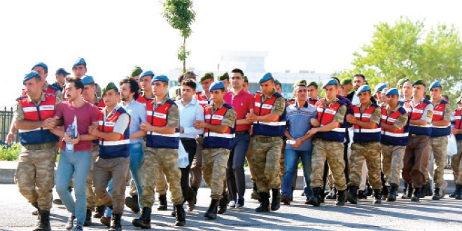 Darbe sanklar otoparktan kartlp, halkn nne getirildi