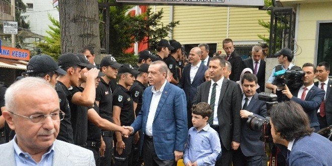 Cumhurbakan stanbul'da vatandalarla bayramlat