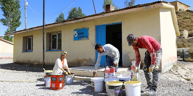 Belediye ekipleri retmenlerle el ele okullar onaryor