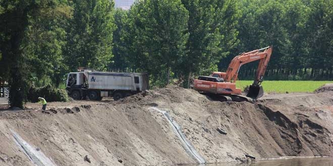 Meri Nehri'nin yata taknlara kar temizleniyor