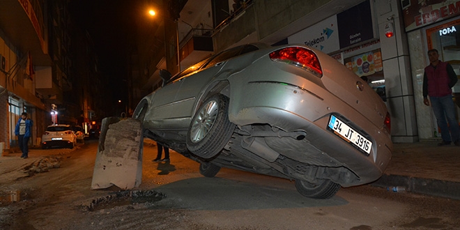 Otomobil yol ortasndaki rgar ama blouna arpt: 3 yaral