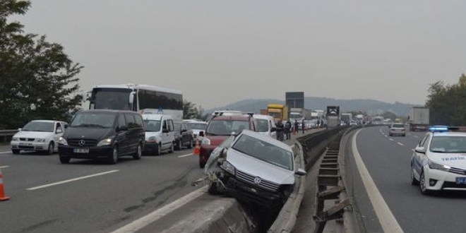 stanbul'da trafik kazas: 2 l, 1 yaral