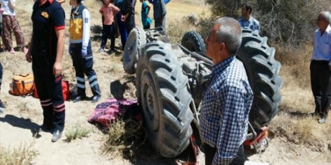 Bayburt'ta devrilen traktrn altnda kalan kii ld