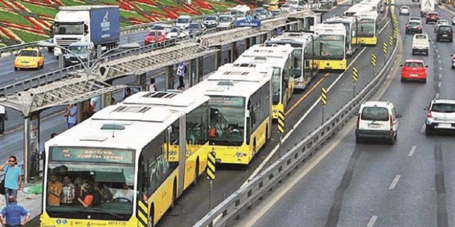 Metrobs 1 kadna arpt, trafik fel oldu