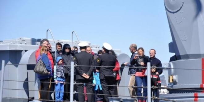Donanma gemileri ziyarete ald