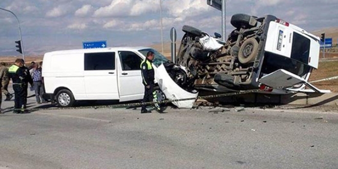 Afin'de trafik kazas: 4' polis, 5 yaral