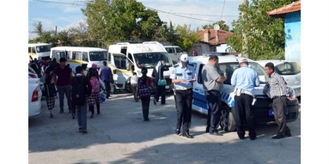 Manisa'da servis frleri kesilen cezalara tepki olarak yolu kapatt