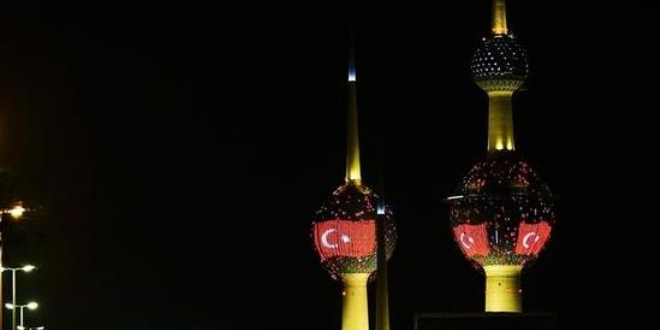 Erdoan'n ziyareti nedeniyle Kuveyt Kuleleri'ne Trk bayra yanstld