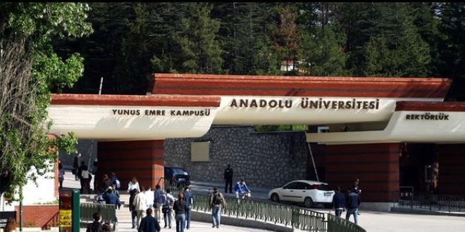 Anadolu niversitesi gelecein Vecihi Hrku'larn eitiyor