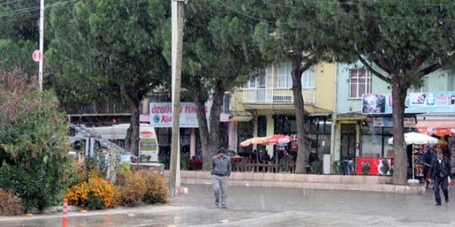 Manisa'ya mevsimin ilk kar yad