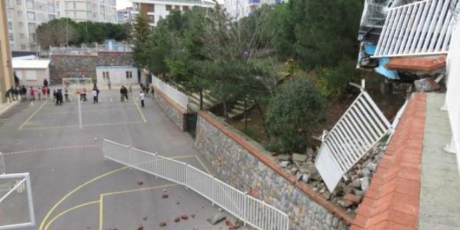 Park halindeki halk otobs okul duvarna arpt