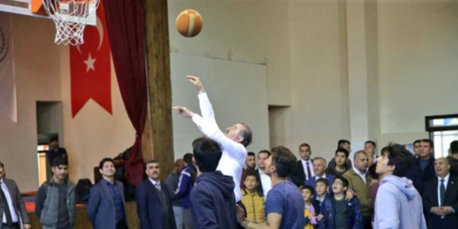 Bakan Bak, genlerle basketbol oynad