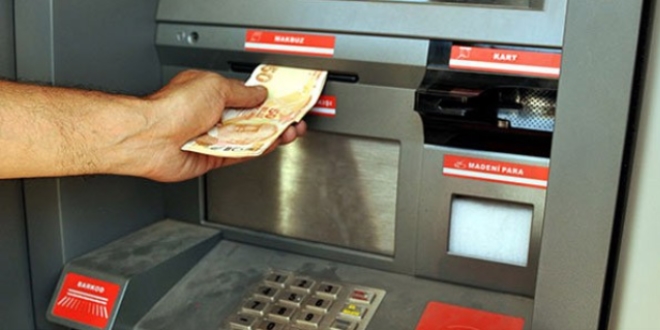 Bankamatikte bulduu paray sahibine teslim etti