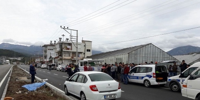 Ekmek almaya giderken otomobilin altnda kald