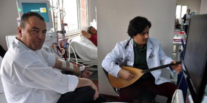 Trabzon'da doktordan hastalara sazl szl terapi