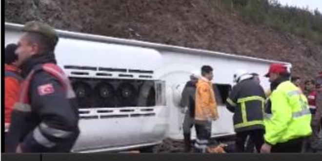 Otoyol'da yolcu otobs devrildi, 2 l 20 yaral