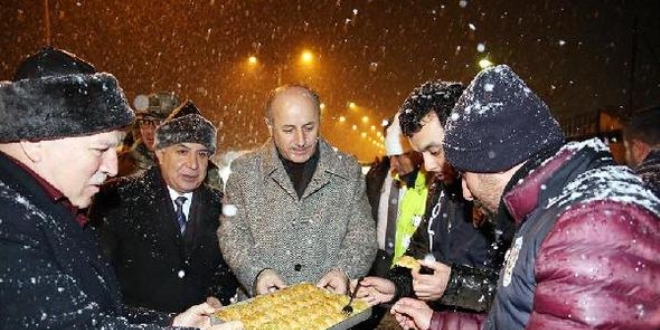 Validen grev bandaki asker ve polislere baklava