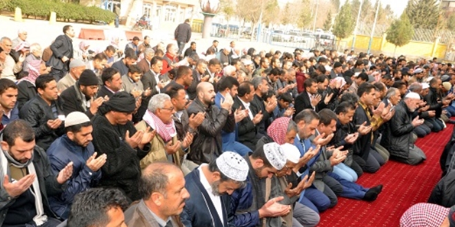 anlurfa'da cuma namaz sonras yamur duas yapld