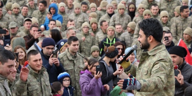 Van'da Mehmetik'e moral konseri