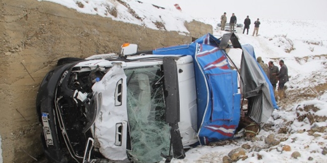 Van'da kamyonet arampole devrildi: 2 yaral