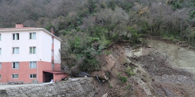 Kastamonu'da, heyelan nedeniyle kz yurdu boaltld