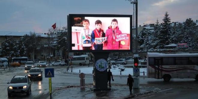 Belediye, karne sevincine ortak oldu