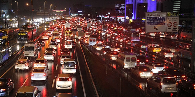 stanbul'da saanak ya trafii olumsuz etkiledi