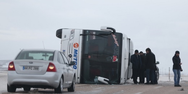 Kayseri'de yolcu otobs devrildi: 3 yaral