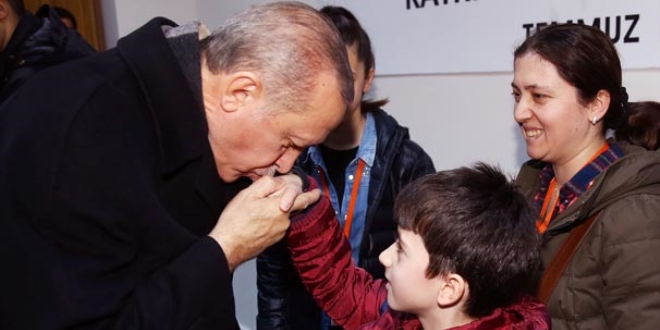 Cumhurbakan Erdoan, ehit polisin ailesi ile grt