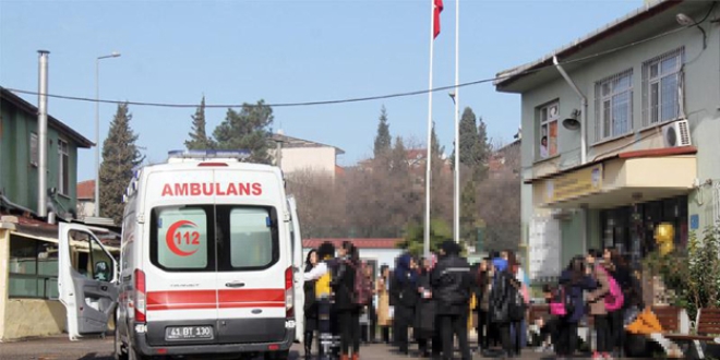 Aksaray'da 16 renci zehirlenme phesi ile hastaneye kaldrld