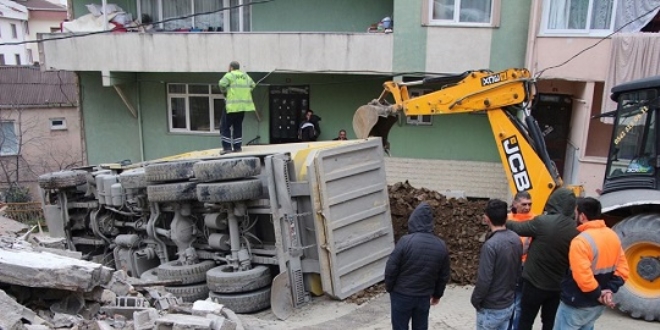 Kathane'de hafriyat kamyonu devrildi