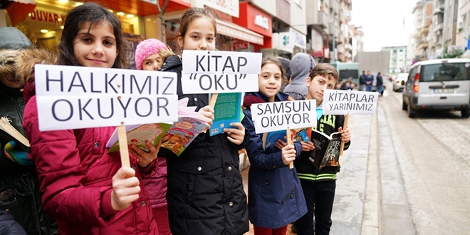 Samsun'da bin renci caddeye dizilip kitap okudu