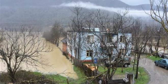 Ykselen baraj sular nedeniyle evleri su bast