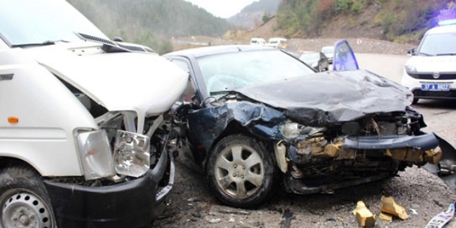 Kastamonu'da renci servisi ile otomobil arpt: 18 yaral