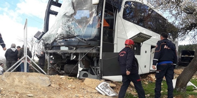 rencileri tayan otobsn freni patlad: 20 yaral