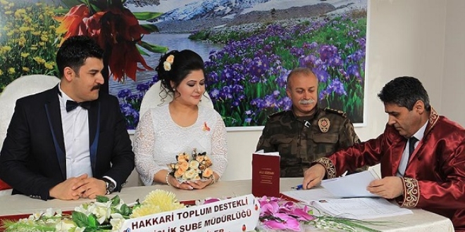 Fotoraf ekmek iin geldii Hakkari'de polisle evlendi