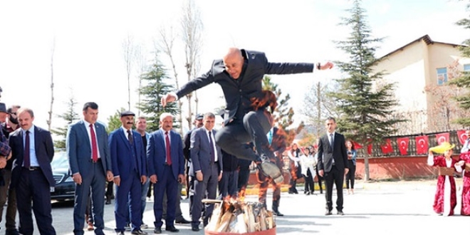 Hakkari'de Nevruz ateini kayyum yakt