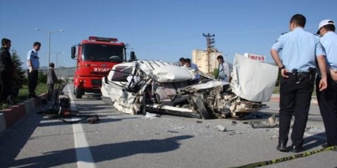 Manisa'da trafik kazas 2 l, 1 yaral