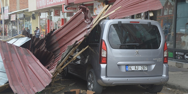 Dou Anadolu'da iddetli rzgar ve frtna