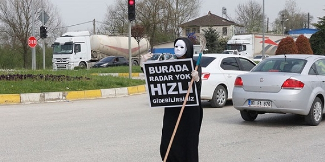 Tiyatro oyuncusundan trafik kazalarna dikkat ekmek iin ilgin eylem