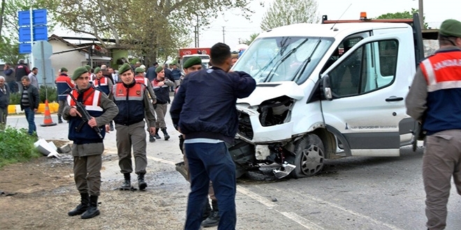 zmir'de feci kaza: 3 l, 1 ar yaral