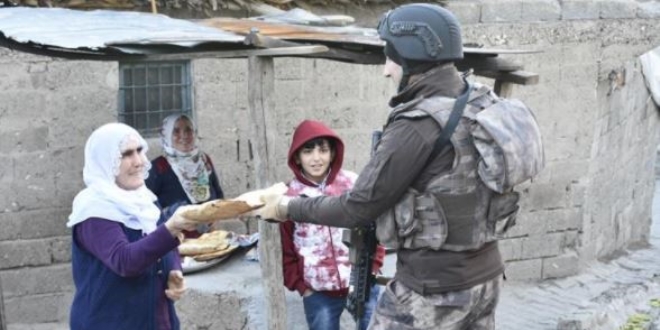 Diyarbakrl kadnlardan polise scak ekmek ikram