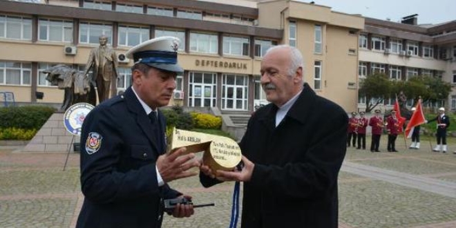 Trafik polisine 'altn ddk' hediye edildi