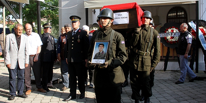 Gazi, askeri trenle topraa verildi