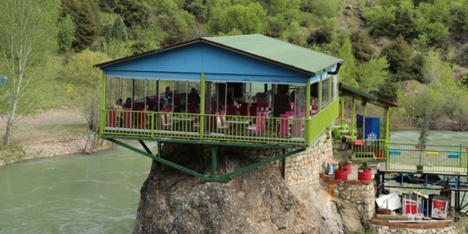 Kaya zerindeki restoran doal gzellik sunuyor