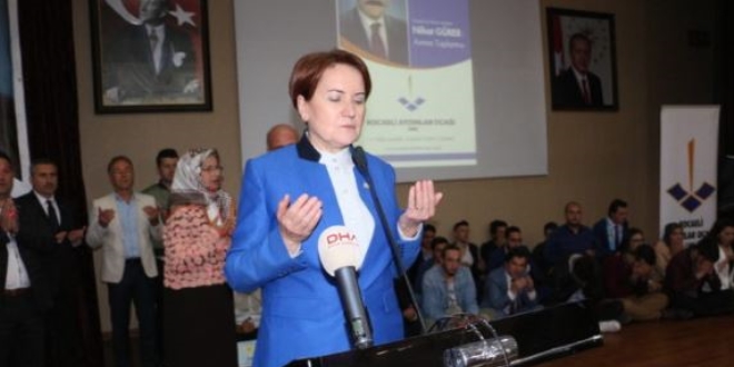 Meral Akener gzyalarn tutamad