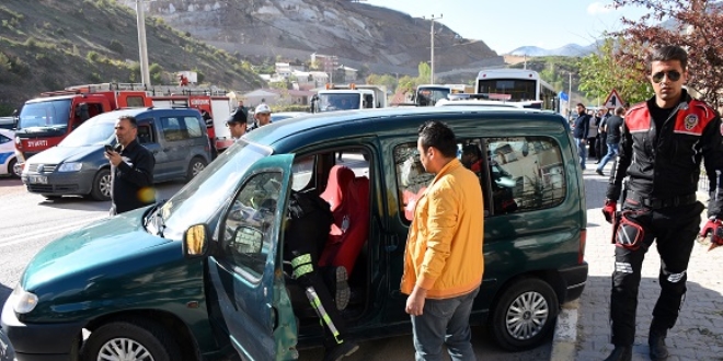 Polisten kaan ehliyetsiz src kaza yapt: 2'si polis 5 yaral